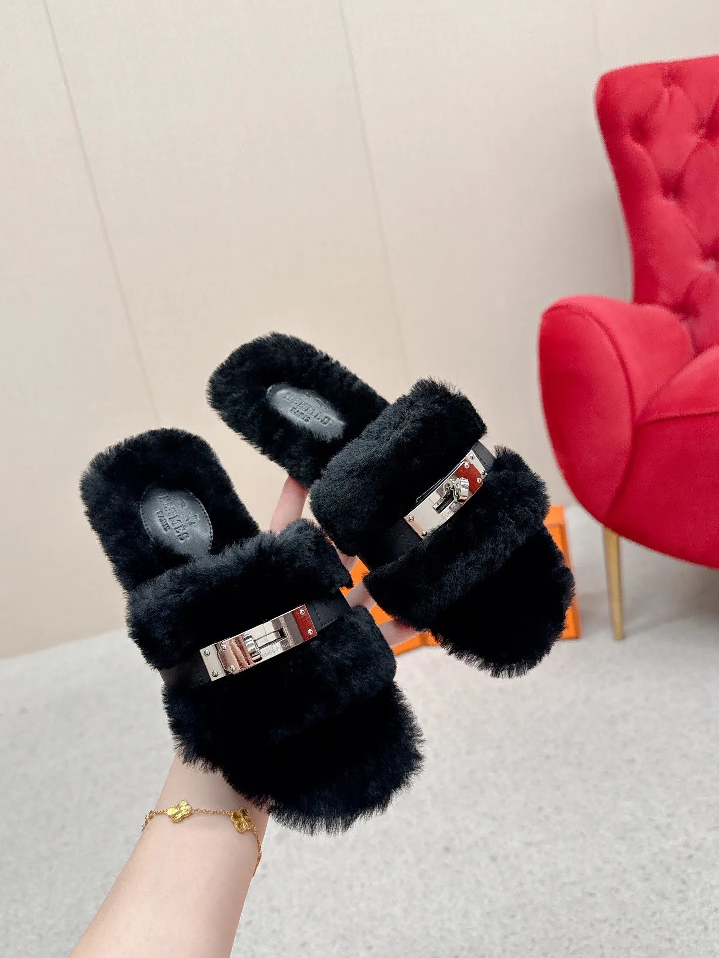 👟👟Ex-factory price 480👟👟 Hermes 🐎25/ Latest Autumn and Winter fur one-piece fur slippers KeIIy locks are embellished on the uppers with palladium plating to reflect low-key light. This year’s fabrics are made of lamb wool, which is fluffy and cute. It feels like stepping on clouds. Wear it barefoot or with socks, it is very fashionable 🎁 Paired with suit pants, it is an invisible shirt in the workplace. Echoing the knitted skirt, it has become a standard accessory for lazy afternoons. Pair it with jeans for a more casual style. ✔️Fabric: wool ✔️Inner lining: imported lamb wool ✔️Sole: original leather sole ✔️Size: #35-42 (customized at 40.41.42)